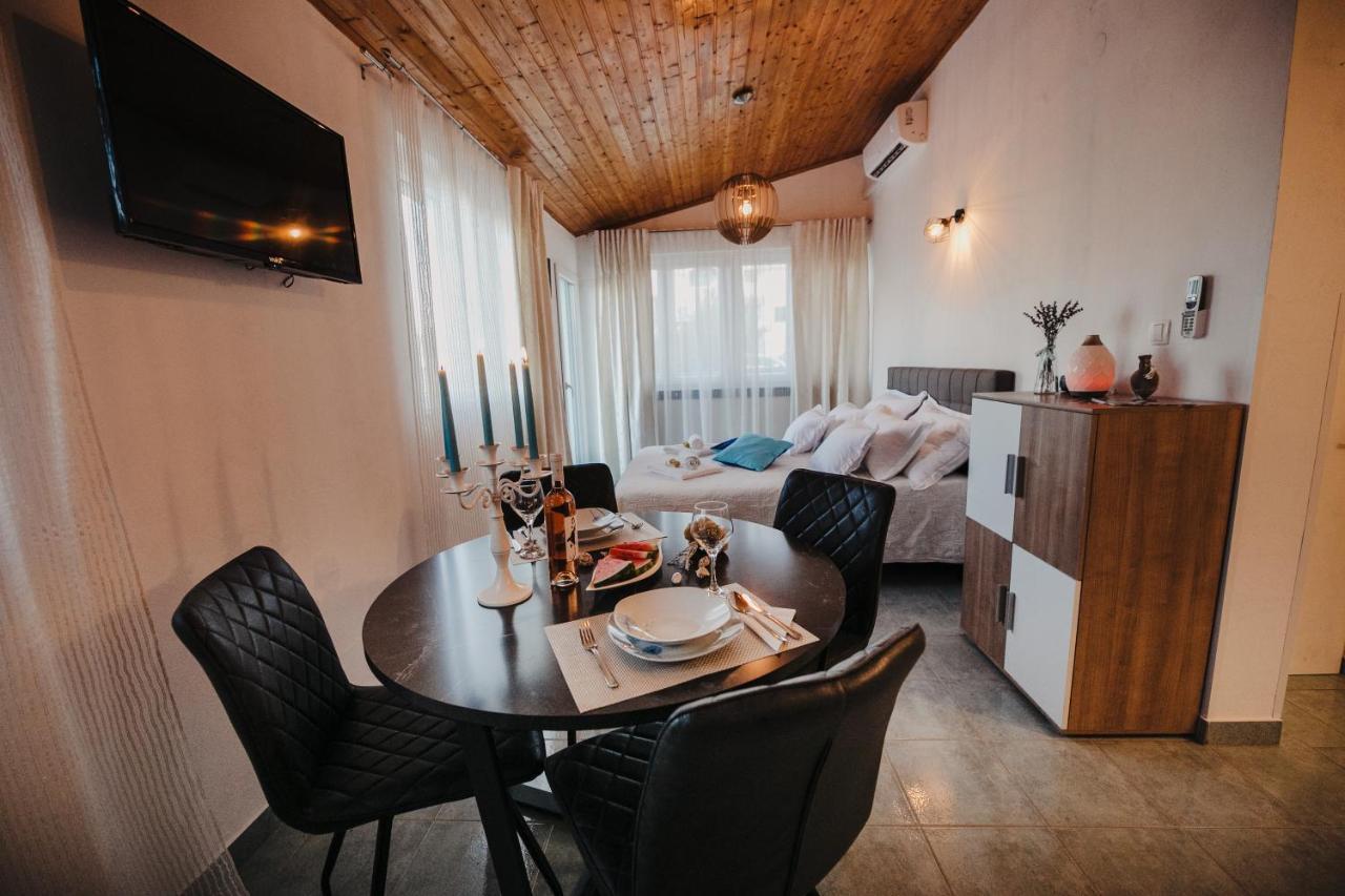 One-Bedroom Apartment,1125869508:JPEG