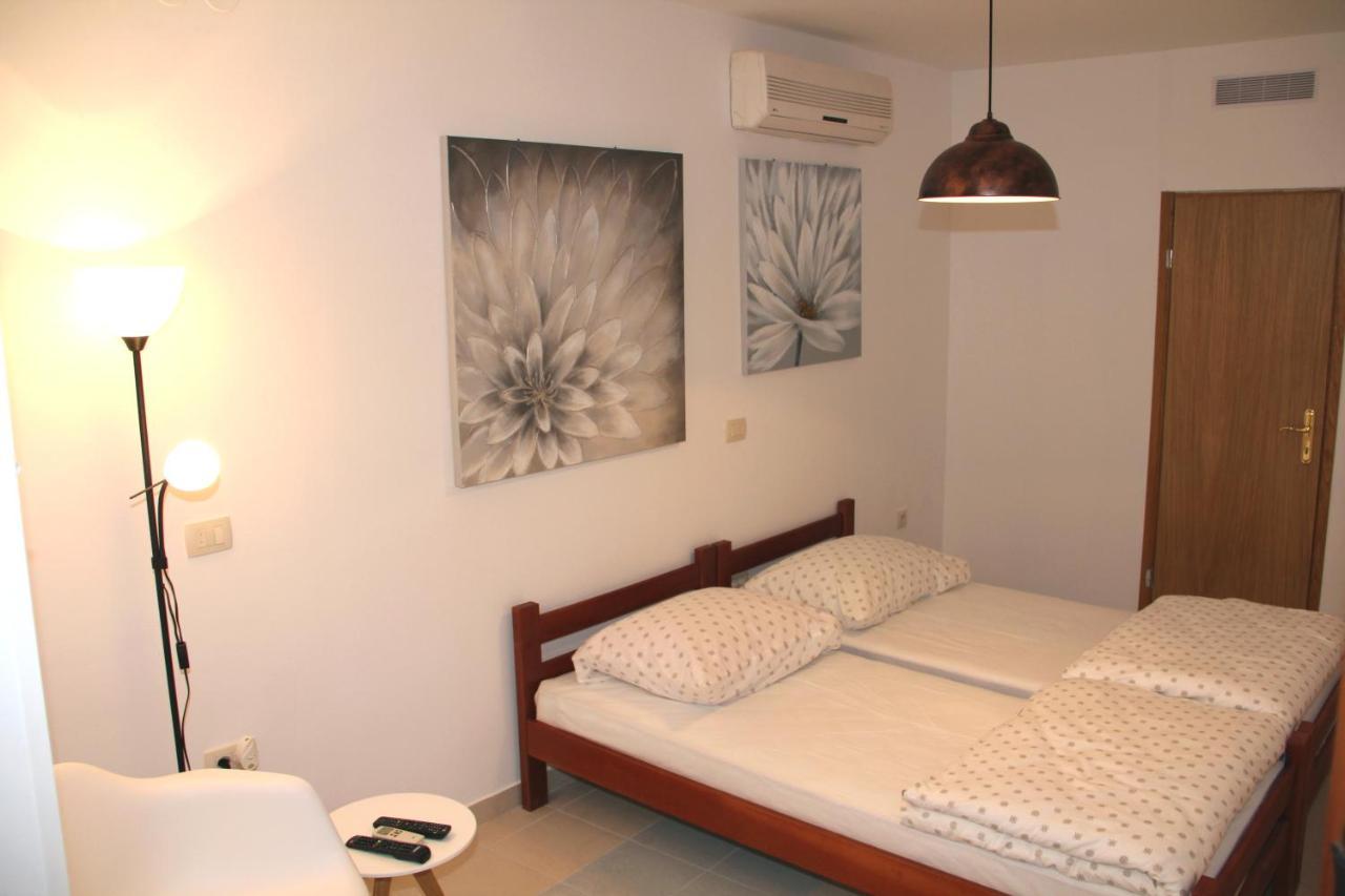 Tweepersoonskamer met 2 Aparte Bedden en Eigen Badkamer