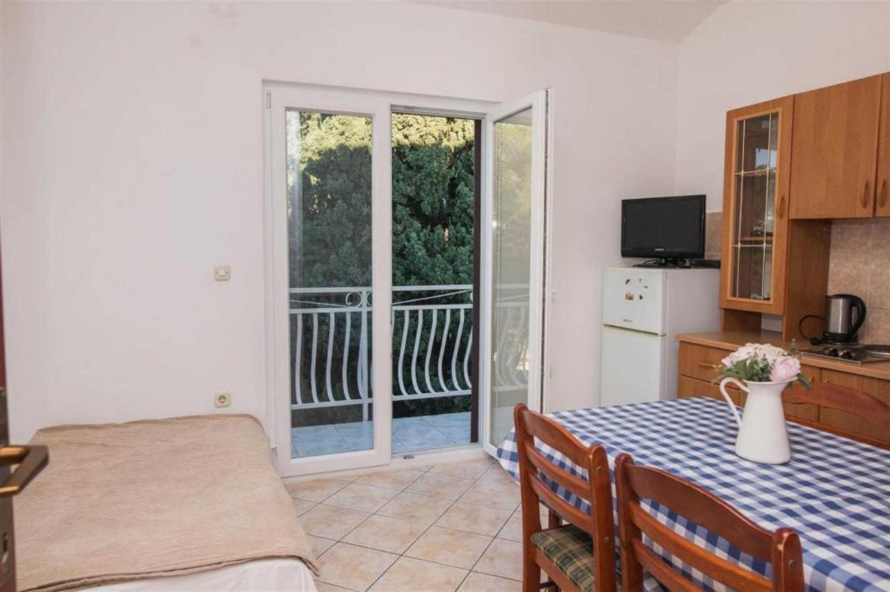 One-Bedroom Apartment,1359680402:JPEG