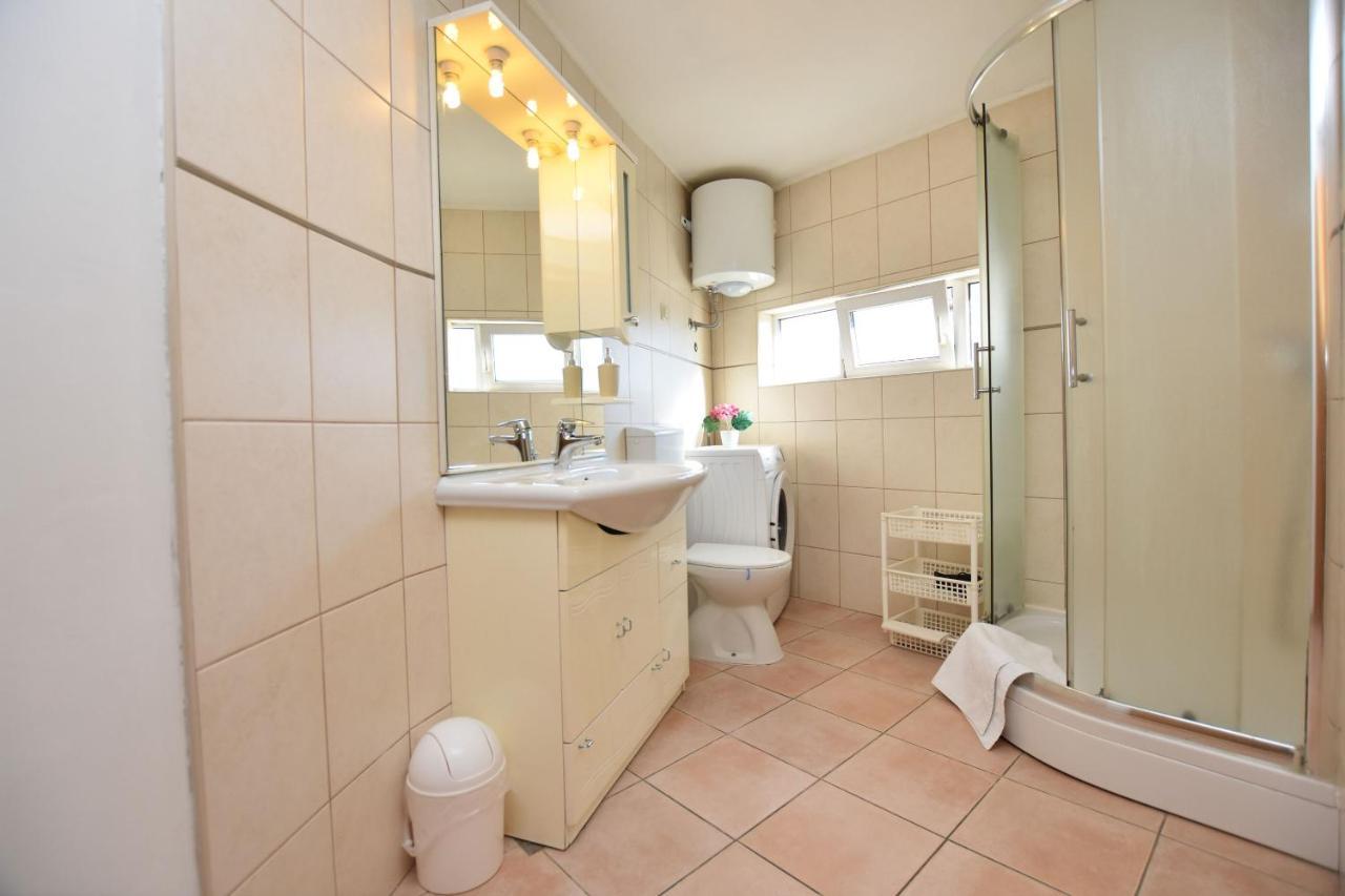 One-Bedroom Apartment,1409830985:JPEG