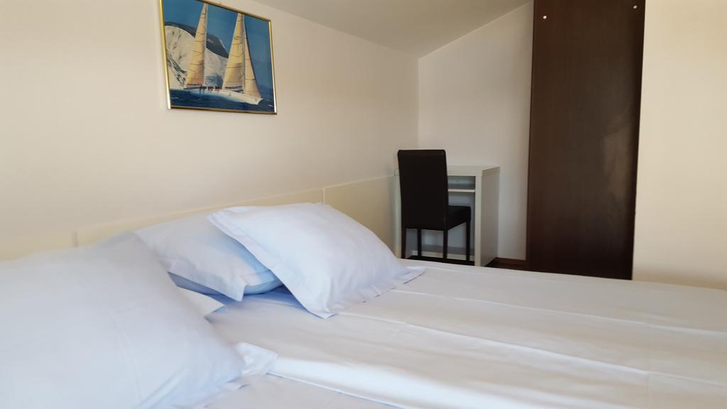 Zimmer mit Küchenzeile und Meerblick