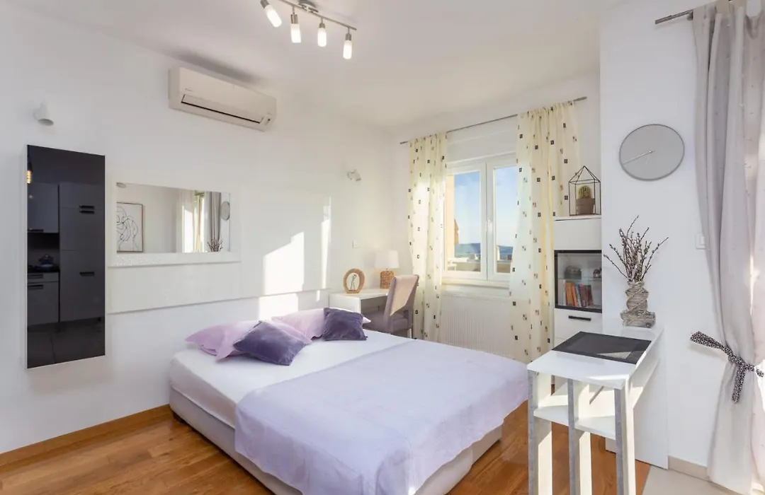 Little Cute Apartment With Sea View-1