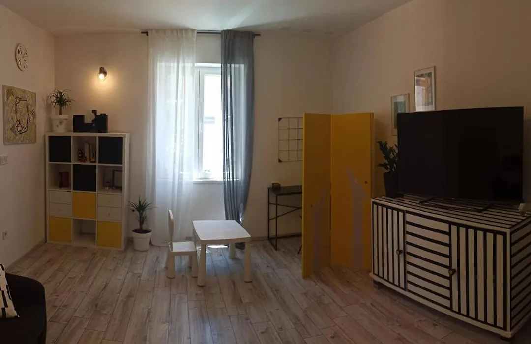 Novoureden Komforni Stan Od 90 M2 S Dvoristem-1
