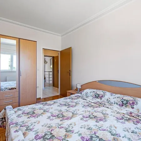 Nice Apartment In Sibenik With Wifi And 1 Bedrooms-2