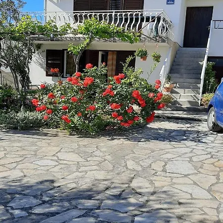 Apartment By The Beach-2