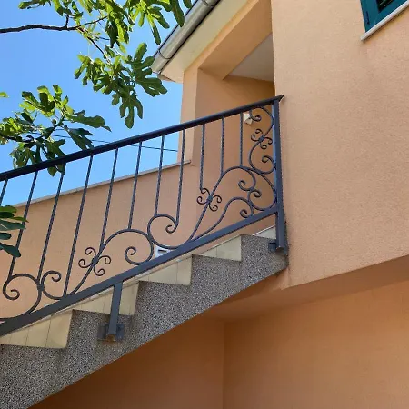 Guest House Lorenta Near The Beach-3