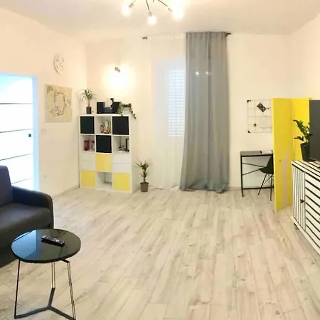 Novoureden Komforni Stan Od 90 M2 S Dvoristem-2