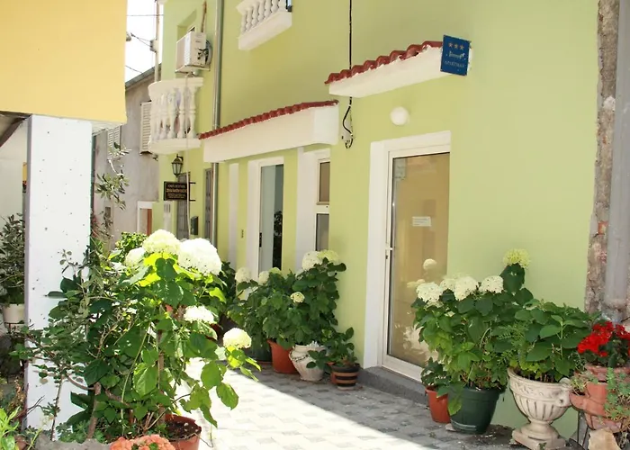 Kala De Flores With Balcony And Apartment Sibenik