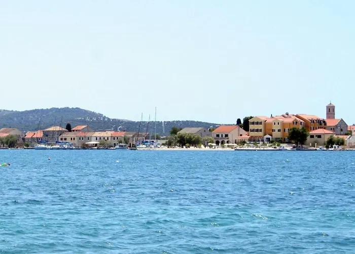 Family Friendly Seaside Apartments Krapanj, Sibenik - 18004 acceptant les animaux