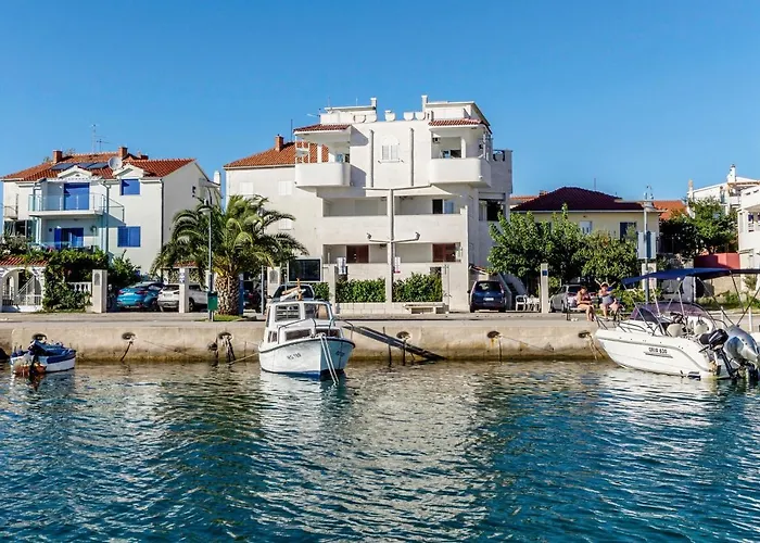 Haustierfreundliches Apartments By The Sea Rogoznica - 12995