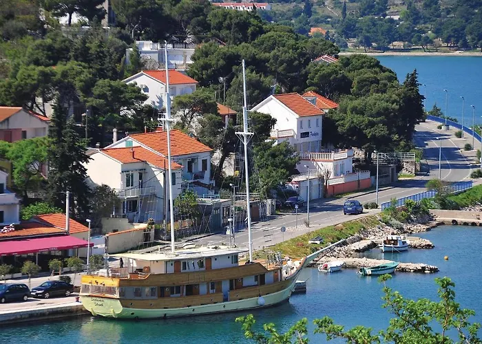 Two-Bedroom Apartment In Tisno