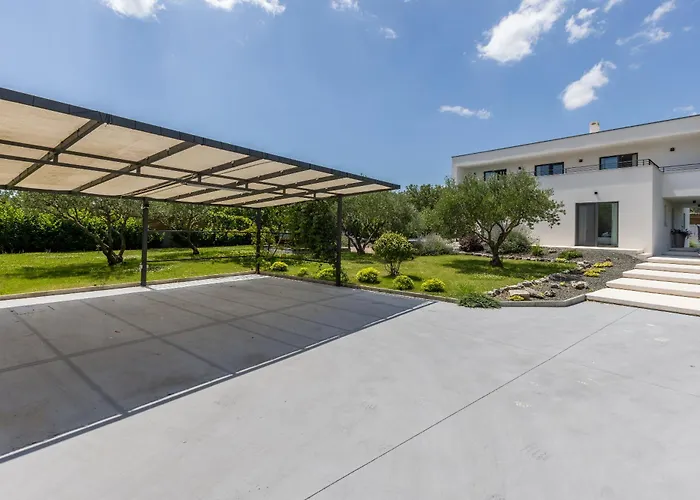 Villa O Vodice mit Pool