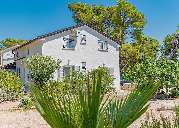Pet friendly Six-Bedroom Holiday Home In Sibenik