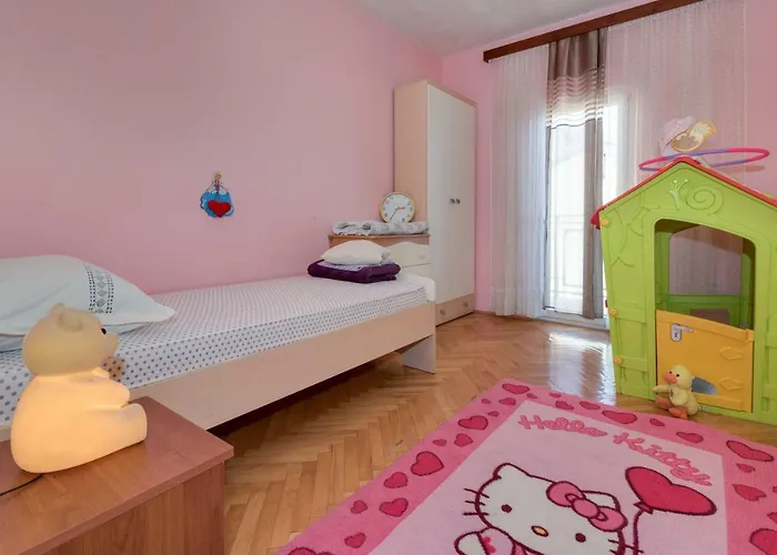Pet friendly Lara Apartment Sibenik