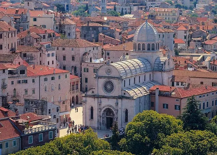 Holiday Home - Marija Šibenik met een Zwembad
